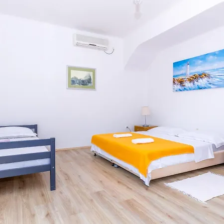 Mika Πανσιόν 3*